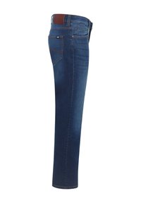Jeans de mezclilla en azul oscuro con un diseño de pierna recta, que cuentan con un parche de cuero marrón en la cintura y costuras sutiles en los bolsillos.