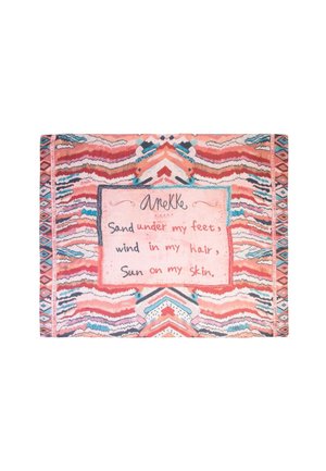 Asciugamano rettangolare con motivi rosa, blu e corallo, con il testo "Sand under my feet, wind in my hair, sun on my skin" al centro.