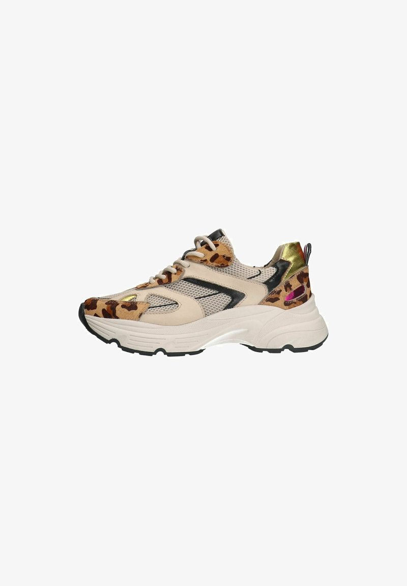 Sneaker mit einem beigen Mesh-Obermaterial, Akzenten im Leopardenmuster, schwarzen Überzügen und metallisch goldenen Details an der Ferse. Dicke weiße Sohle mit schwarzem Profil.