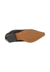 Suela de zapato de ante marrón con un tacón negro liso y una parte inferior texturizada en color marrón claro. Presenta una punta afilada y una suela estriada para mayor agarre.