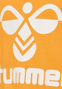 Hummel TRES  S/S - T-shirt print - butterscotch