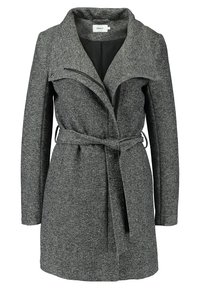 Abrigo gris con textura, cuello con muesca, cremallera lateral y cinturón ajustable. Presenta mangas largas y un corte entallado.