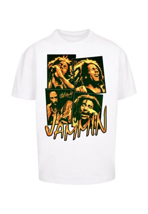 Hvid bomulds T-shirt med et grafisk print, der viser fire billeder af en musiker mod en mørkegrøn baggrund, med "JAMMIN'" i orange bogstaver.