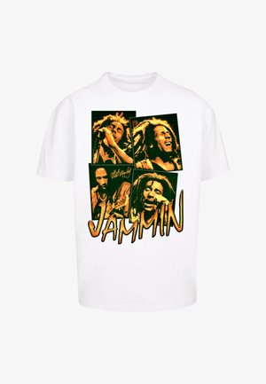 Valkoinen puuvillapaita, jossa on graafinen printti, joka esittää neljää kuvaa muusikosta tummanvihreää taustaa vasten. Paidassa on oranssilla tekstillä "JAMMIN'".