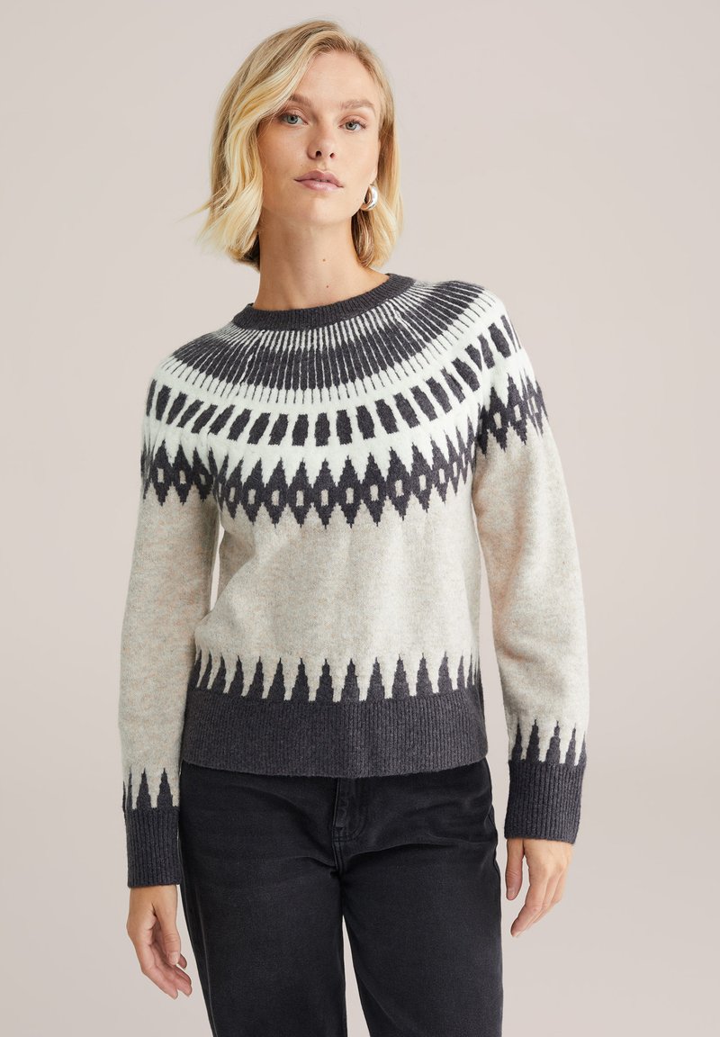 Jasnoszary sweter z czarnym geometrycznym wzorem. Posiada okrągły dekolt oraz prążkowane mankiety i dół. Miękka tekstura, średniej wagi design.