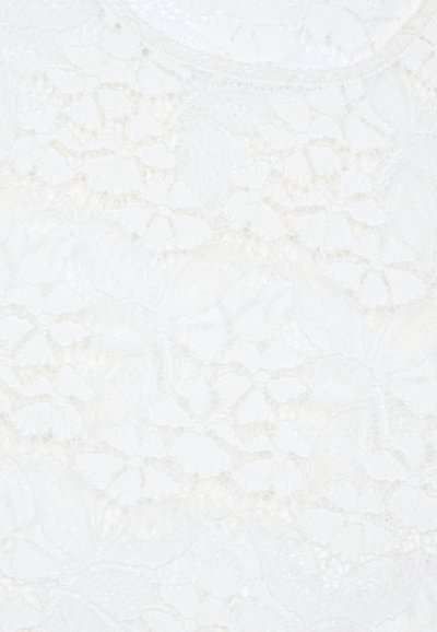 Witte kanten stof met een bloemmotief en ingewikkelde details. De textuur is delicaat, wat een gelaagd uiterlijk creëert.