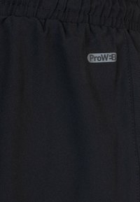 Zwarte sportshorts gemaakt van een soepele stof, met een elastische tailleband en een klein grijs "ProWEB" logo aan de zijkant.