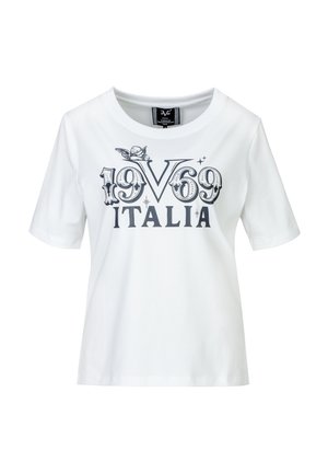 Wit T-shirt met korte mouwen met zwarte sierlijke "19V69 ITALIA" tekst en kleine gevleugelde cherubijn grafiek boven de cijfers aan de voorkant.