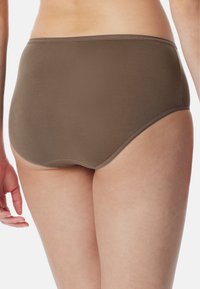 Braune, hochtaillierte Unterhose aus weichem Stoff, die eine glatte Textur und ein nahtloses Design mit minimalen Nähdetails aufweist.