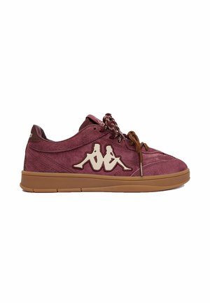 Low-top bordeaux suède sneaker met een beige rubberen zool, tweekleurige veters en een wit logo met twee zittende figuren aan de zijkant.