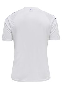 Witte sportjersey met korte mouwen en een ronde halslijn. Glad materiaal met blauwe accenten op de schouders en een subtiele logo-detail.