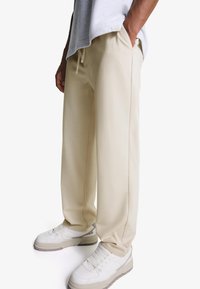 Bershka STRAIGHT-FIT TAILORED  - Pantaloni - beige