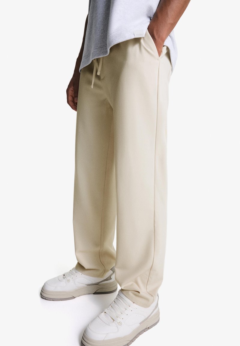 Bershka STRAIGHT-FIT TAILORED  - Pantaloni - beige