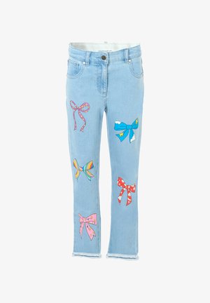 Jeans in denim azzurro chiaro con motivi a fiocco colorati in rosa, rosso, blu e arcobaleno; dettaglio con orlo grezzo nella parte inferiore.