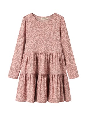 Langermet rosa kjole med leopardmønster og lagdelte volanger, ideell for uformell, leken bruk.