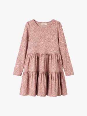 Ružičasta haljina dugih rukava s uzorkom leopard tiska i slojevitim volanima, idealna za ležernu, razigranu odjeću.