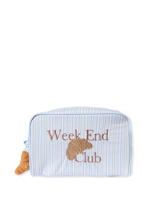 Jasnoniebieska paskowana saszetka z brązowym haftowanym napisem "Week End Club" i rogalikiem, z suwakiem w kształcie rogalika.