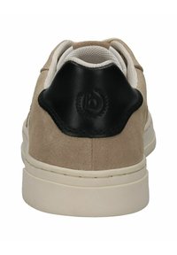 Beige Wildlederschuhe mit einer schwarzen Lederfersenlasche, weißen Schnürsenkeln und einer strukturierten Sohle. Enthält ein eingraviertes Logo an der Ferse.