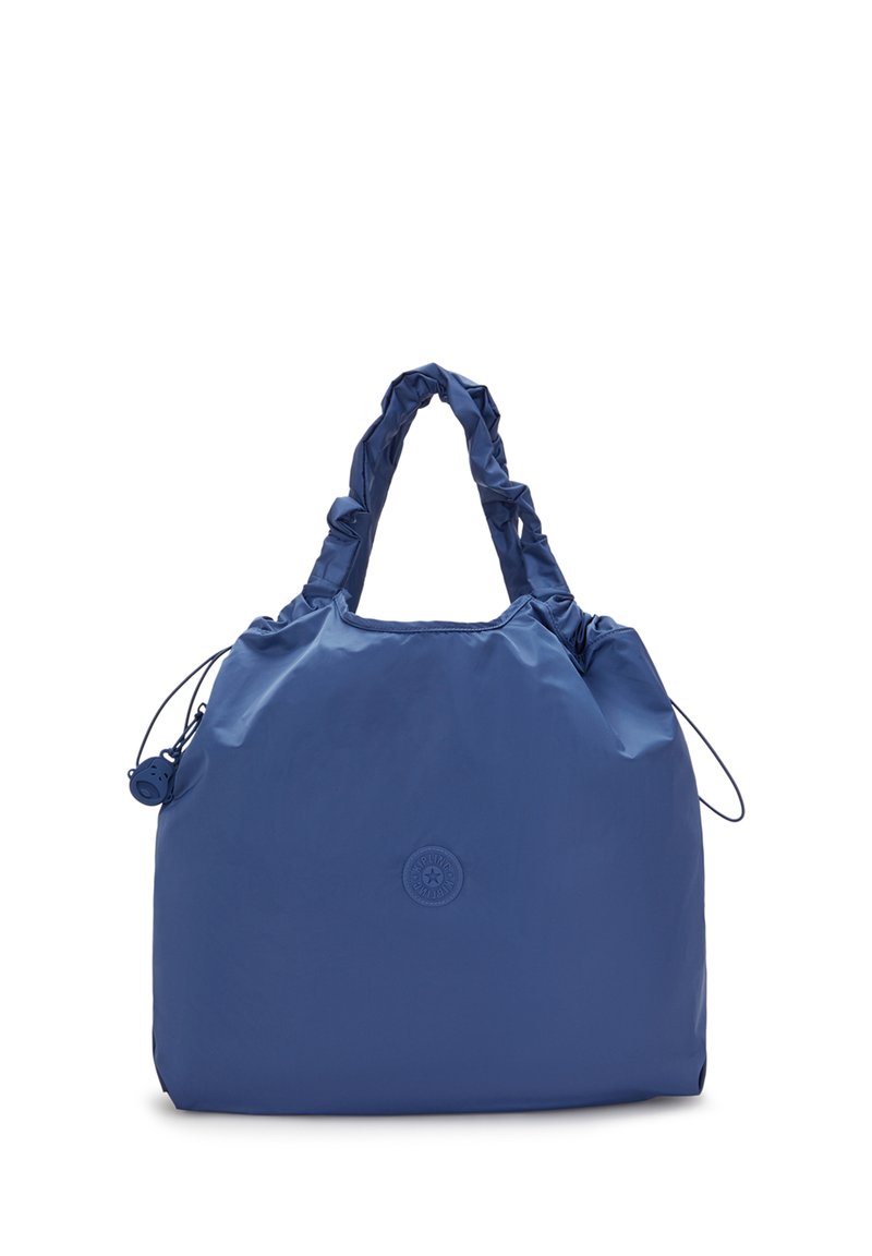 Bolso tote azul de nylon con asas fruncidas, un logo circular en el frente y cierre de cordón en la parte superior. Textura suave, diseño extragrande.