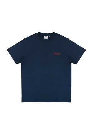 Granatowy bawełniany t-shirt z krótkim rękawem, okrągłym dekoltem i małym czerwonym logo tekstowym na lewej piersi. Gładka faktura, casualowy design.