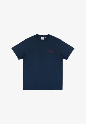 Granatowy bawełniany t-shirt z krótkim rękawem, okrągłym dekoltem i małym czerwonym logo tekstowym na lewej piersi. Gładka faktura, casualowy design.