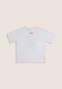 Camiseta de algodón blanca con mangas cortas, con un escote redondo y la palabra "FREDDY" impresa en negro en la parte posterior. Textura suave.