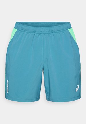 Muške sportske kratke hlače u plavoj boji, s mrežastim zelenim bočnim panelom, elastičnim remenom i logotipom. Izrađene od laganog materijala.