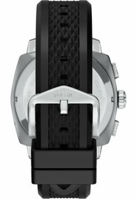 Sort gummirem til ur med et tekstureret mønster, der har en sølvfarvet metalspænde graveret med "FOSSIL" og et sekskantet urkasse.