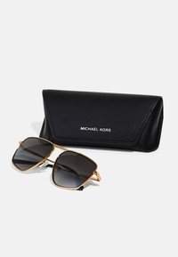 Michael Kors SILVERTON - Sluneční brýle - shiny yellow gold/light grey gradient