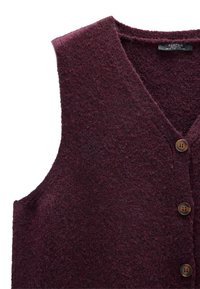 Bezrękawnik z burgundowej wełny, z dekoltem w serek i trzema brązowymi guzikami z przodu, oznaczony rozmiarem medium.