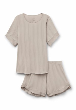 Beige úpletová souprava na domácí nošení, která zahrnuje tričko s krátkým rukávem s vertikálními pruhy a odpovídající šortky s elastickým pasem a ohrnutými lemy.