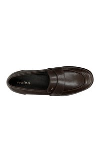 Braune Lederloafer mit glatter Textur, ausgestattet mit einer erhöhten Vordernaht und einem Metallakzent. Logo innen im Schuh gedruckt.