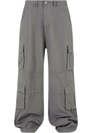 Pantaloni cargo gri dintr-un material ușor, cu două buzunare laterale, două buzunare cargo și o margine elasticizată pentru o potrivire confortabilă.