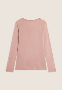 Maglia a maniche lunghe, di un morbido rosa, con scollatura a girocollo e una texture liscia, caratterizzata da un design semplice e minimalista.