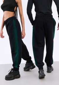 YOURTURN by Zalando - UNISEX - Verryttelyhousut - black Pienoiskuva 1
