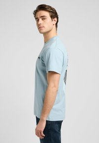 Lee SHORT SLEEVE GRAPHIC TEE - RELAXED FIT - T-shirt imprimé - jet stream blue