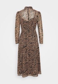 Långärmad, semi-transparent klänning i brunt med ett svart djurmönster. Åtsittande midja med vid kjol, hög halsringning och bakstängning.