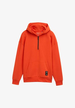 Pomarańczowa bluza z kapturem, z pół-zamkiem, kieszenią kangurzą i ściągaczami przy mankietach. Wykonana z miękkiego materiału, z metką marki na dolnym brzegu.