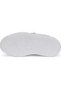 Vit gummisula på en sko med ett texturerat greppmönster och en upphöjd logotyp av en hoppande katt i mitten.