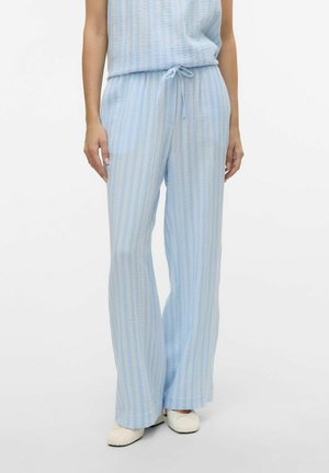 Pantalons rayés bleu clair en tissu doux et texturé. Dotés d'une taille avec cordon de serrage et d'un design à jambes larges. Accentués par de subtiles lignes verticales.