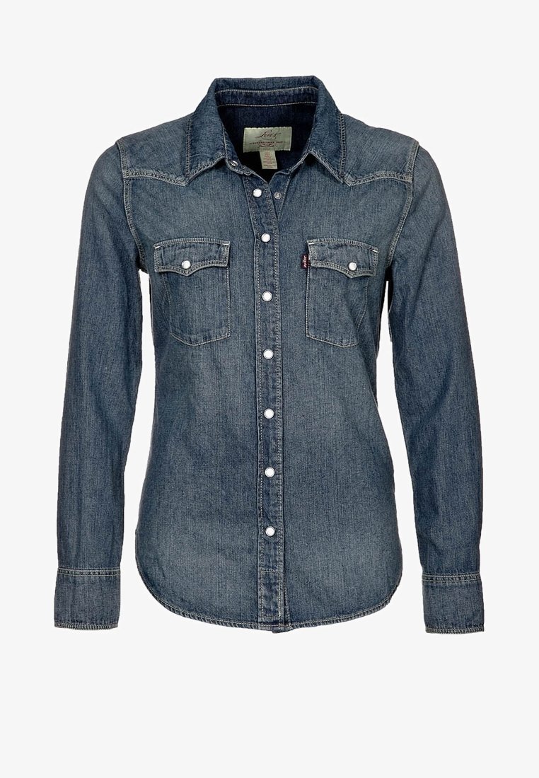 Chemise en denim à manches longues, boutonnée, col pointu et deux poches poitrine avec fermetures pression.