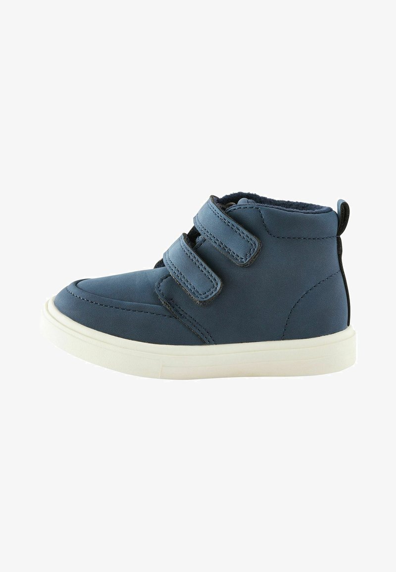 Niebieskie buty typu high-top wykonane z materiału syntetycznego, z dwiema rzepami, miękką podszewką wewnętrzną i białą gumową podeszwą.