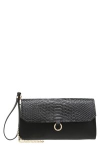 Černá psaníčko s texturovaným umělým hadím vzorem na klopě, zlatým kroužkem, zápěstním poutkem a krátkým zlatým řetízkem.