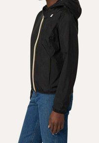 Svart lättviktsjacka med huva, med en framzipper som har gult och vitt accent, samt elastiska ärmslut för en tät passform.