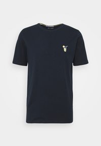 Tmavě modré tričko z bavlny, s malým vyšitým motivem koktejlu s plátkem citronu. Krátké rukávy a kulatý výstřih.