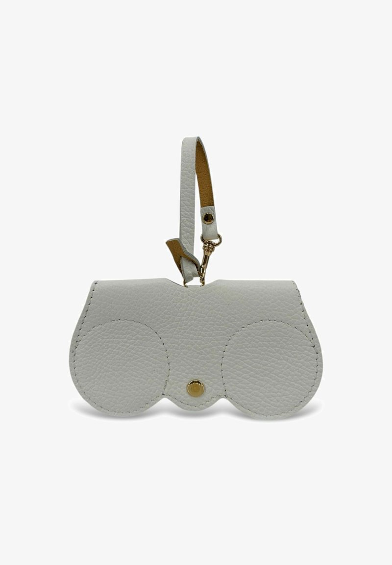 Portefeuille en faux cuir blanc en forme de jumelles, avec un fermoir à pression doré et une lanière en cuir beige. Impressions circulaires visibles.