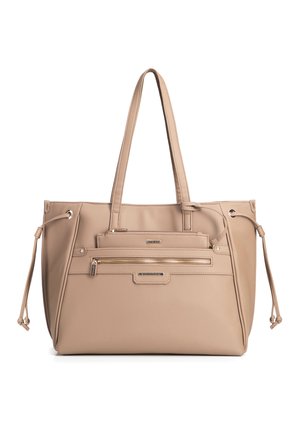 Beige leren shopper met twee schouderbanden, voorvak met rits en zijstrikdetails op een witte achtergrond.