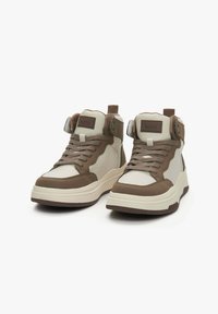 Czekoladowo-kremowe sneakersy do kostki, z teksturowanym wzorem, sznurowanym przodem, paskiem na kostce i grubą gumową podeszwą.