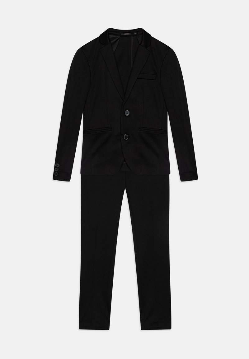 Traje negro con blazer de botonadura sencilla y dos botones, solapas de muesca y pantalones de corte plano, fabricado en tejido suave.