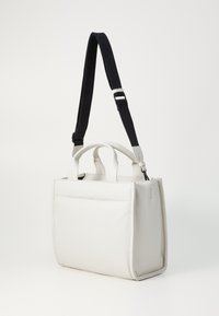 Weißes strukturiertes Lederhandtasche mit rechteckiger Form, oberen Griffen und abnehmbarem schwarzen Riemen. Verfügt über eine Vordertasche und ein minimalistisches Design.